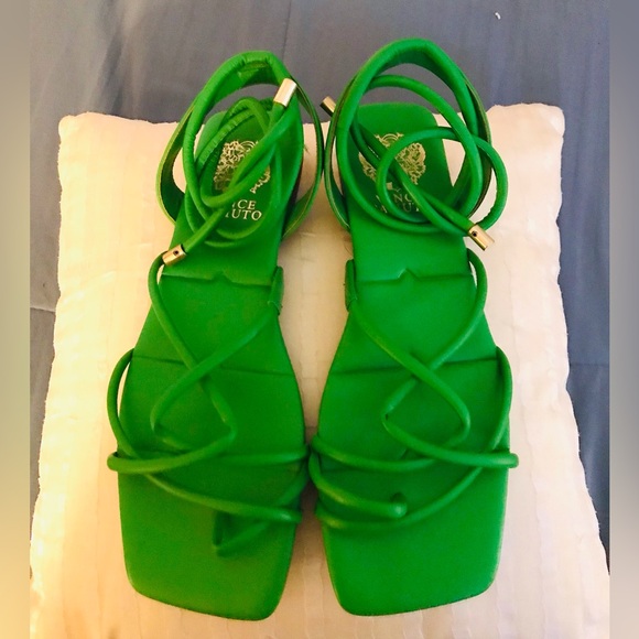 NWT-Vince Camuto, flat Kelly Green strappy sandals, toe rings, & ankle straps. - Picture 3 of 4